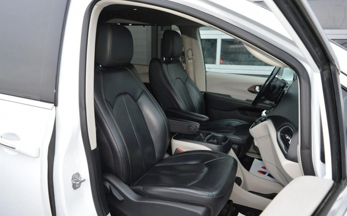 Chrysler Pacifica cena 125000 przebieg: 119000, rok produkcji 2020 z Hrubieszów małe 742